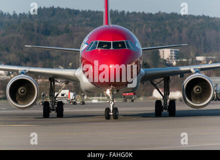 Un Airbus A320 de la compagnie charter Suisse Edelweiss à l'aéroport international de Zurich. Banque D'Images