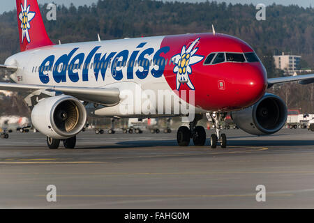 Un Airbus A320 de la compagnie charter Suisse Edelweiss à l'aéroport international de Zurich. Banque D'Images