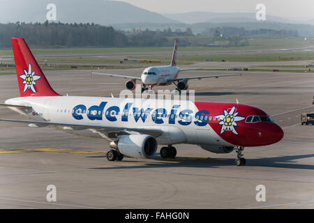 Un Airbus A320 de la compagnie charter Suisse Edelweiss à l'aéroport international de Zurich. Banque D'Images