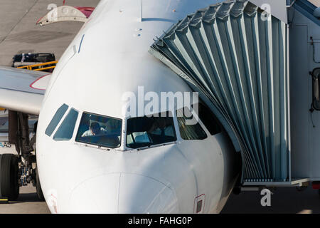 Airbus A320 de Swiss International Air Lines à l'embarquement à une porte de l'aéroport international de Zurich. Banque D'Images