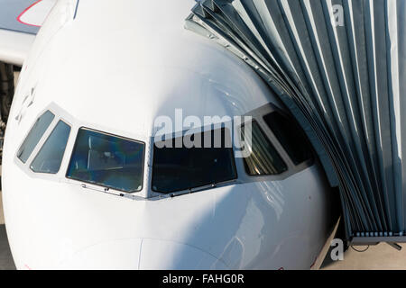 Airbus A320 de Swiss International Air Lines à l'embarquement à une porte de l'aéroport international de Zurich. Banque D'Images