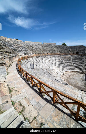 Amphithéâtre de Hierapolis à Denizli, Turquie. Hierapolis est une ancienne cité gréco-romaine en Phrygie. Banque D'Images