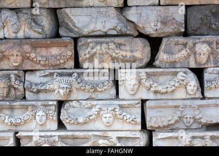 Les frises sur le portique de Tibère, représentant divers dieux, déesses et portrait tête dans Aphrodisias, Aydin, Turquie Banque D'Images