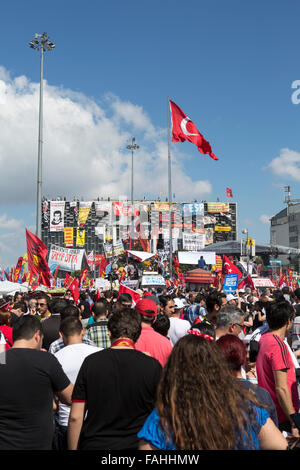 ISTANBUL - TURQUIE,juin, 29. Personnes dans une manifestation pacifique à la place Taksim, 29 juin 2013. Manifestations ont commencé en Turquie le 28 mai Banque D'Images