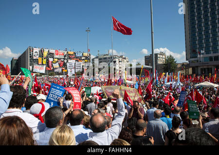 ISTANBUL - TURQUIE,juin, 29. Personnes dans une manifestation pacifique à la place Taksim, 29 juin 2013. Manifestations ont commencé en Turquie le 28 mai Banque D'Images