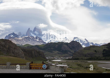 Chalten, Argentine - le 29 novembre 2015 : Ville de Chalten au pied du massif du Fitz Roy avec linticular nuages dans Los G Banque D'Images