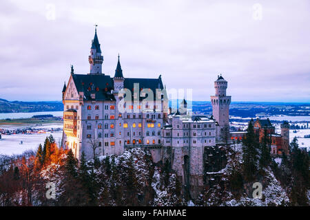 Le château de Neuschwanstein en Bavière, Allemagne, à l'heure d'hiver Banque D'Images
