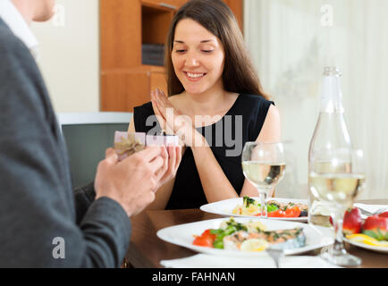 Bijoux Homme donne petite amie pendant le dîner Banque D'Images