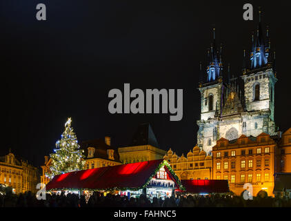 PRAGUE - 2 décembre : décorée pour Noël la place de la vieille ville, le 2 décembre 2015 à Prague, République tchèque. Banque D'Images