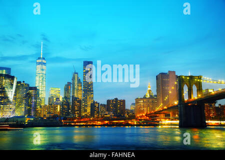Aperçu de la ville de New York avec pont de Brooklyn au coucher du soleil Banque D'Images