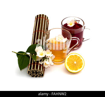 Le tapis, table torsadée la coupe citron et deux mugs avec boissons Banque D'Images