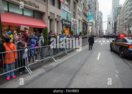 New York, États-Unis. Dec 30, 2015. Les membres du public voir la conclusion de la procession funéraire des trottoirs le long de la Cinquième Avenue. Des milliers d'élus, d'agents de police, et le personnel des forces armées ont convergé sur la cathédrale St Patrick à Manhattan pour rendre un dernier hommage à Joseph Sergent Technique Lemm, un vétéran de 15 ans de l'actif de l'air et de la police de la garde qui est mort en Afghanistan dans un attentat suicide le 21 décembre. Credit : Albin Lohr-Jones/Pacific Press/Alamy Live News Banque D'Images