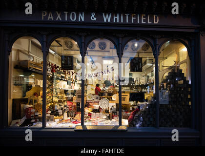 Célèbre fromage artisanal shop à Bath UK avec fenêtre décorée pour Noël Banque D'Images