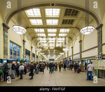 L'intérieur Art Déco de la gare centrale de Cardiff au Pays de Galles occupé par les navetteurs du soir Banque D'Images