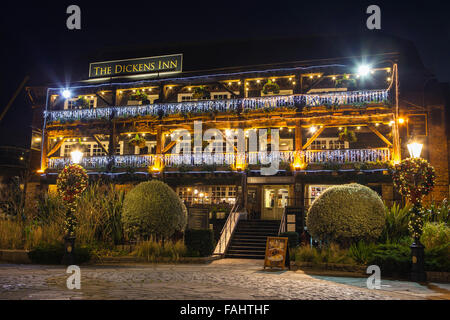 La belle Dickens Inn Public House situé à St Katherine Docks de Londres. Banque D'Images