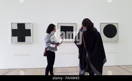 Visiteurs en face de la peinture Suprématiste Croix Noire (1915), carré noir (1929) et Black Circle (1915) par l'avant-garde russe Kazimir Malevich artiste à l'exposition intitulé à la recherche de 0,10 (0) 10 la dernière exposition futuriste à la Fondation Beyeler à Bâle, Suisse, le 28 novembre 2015. L'exposition marque le 100e anniversaire de le carré noir de Kazimir Malevitch expose pour la première fois lors de la dernière exposition futuriste 0,10 en décembre 1915 à Petrograd, l'Empire russe. Banque D'Images