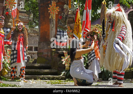 Danseurs barong à Ubud, Bali, Indonésie Banque D'Images