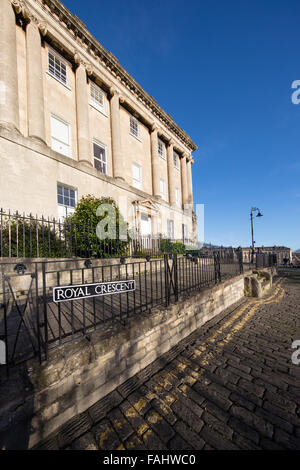 Approche de Royal Crescent à Bath UK ne montrant aucune 30 la grande maison à gauche de la structure semi-circulaire Banque D'Images