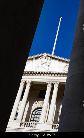 Banque d'Angleterre en construction Threadneedle Street dans la ville de London UK vu à travers les colonnes de l'édifice change Banque D'Images