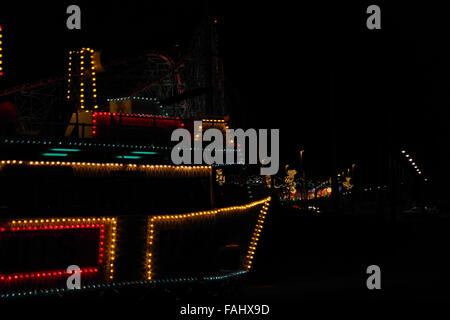 Vue de nuit à l'ensemble du sud de l'Illumination des arcs d''Frigtate Tram, rive sud du cercle de giration, Blackpool Illuminations, UK Banque D'Images