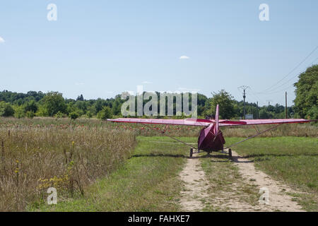 Ulm, Ulm avion microlite violet le roulage au décollage près de francueil, vallée de la Loire, France Banque D'Images