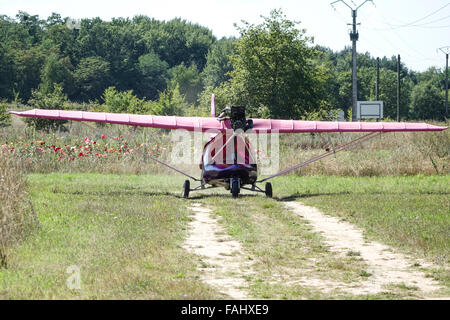 Ulm, Ulm avion microlite violet le roulage au décollage près de francueil, vallée de la Loire, France Banque D'Images