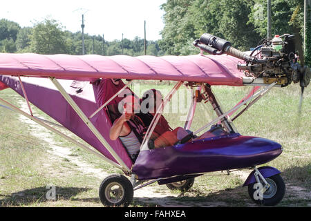 Ulm, Ulm avion microlite violet le roulage au décollage près de francueil, vallée de la Loire, France Banque D'Images