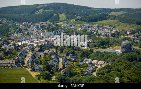 Vue aérienne, à la recherche à la Winterberg de l'est avec l'Oversum Vital Resort Winterberg,,, en Rhénanie du Nord-Westphalie, Rhénanie-Palatinat Banque D'Images
