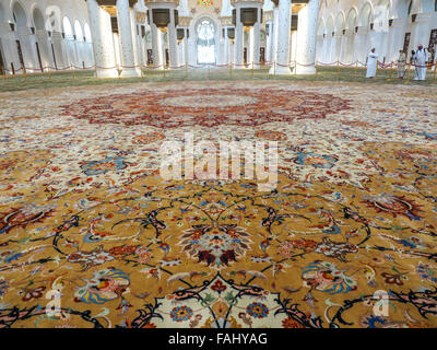 Décoration de la mosquée Sheikh Zayed et plus important dans le monde de la moquette. Abu Dhabi, Émirats Arabes Unis Banque D'Images