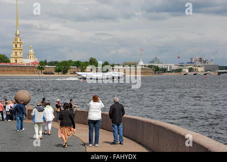 Vue de la forteresse Pierre et Paul sur la rivière Neva à Saint-Pétersbourg, Russie Banque D'Images