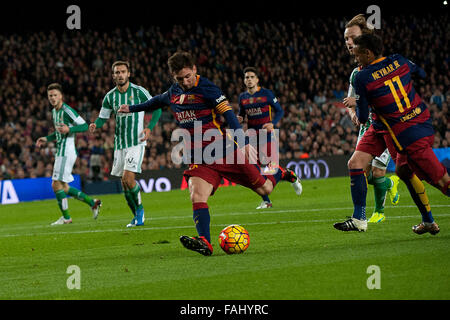 Barcelone, Espagne. Dec 30, 2015. L'avant de l'Argentine du FC Barcelone Lionel Messi coups la balle pendant la Liga match 17 tour entre FC Barcelone et Real Betis au Camp Nou à Barcelone, Espagne, 30 décembre 2015. Barcelone a gagné 4-0. Credit : Lino De Vallier/Xinhua/Alamy Live News Banque D'Images