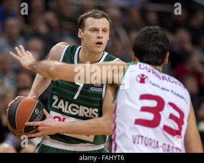 Kaunas, Lituanie. Dec 30, 2015. Martynas Pocius (L) de Zalgiris de Lituanie en compétition lors d'une table ronde 1 match du groupe F en Top 16 de 2015-2016 contre l'Euroleague Laboral Kutxa de l'Espagne à Kaunas, Lituanie, le 30 décembre 2015. Zalgiris a perdu 68-89. © Stringer/Xinhua/Alamy Live News Banque D'Images