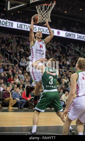 Kaunas, Lituanie. Dec 30, 2015. Kim Tillie (L) de Laboral Kutxa d'Espagne fait une mise en place tourné pendant un rond 1 match du groupe F en Top 16 de l'Euroleague 2015-2016 contre Zalgiris de Lituanie à Kaunas, Lituanie, le 30 décembre 2015. Zalgiris a perdu 68-89. © Stringer/Xinhua/Alamy Live News Banque D'Images