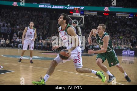 Kaunas, Lituanie. Dec 30, 2015. Alberto Corbacho (C) de Laboral Kutxa d'Espagne dribble la balle lors d'une table ronde 1 match du groupe F en Top 16 de l'Euroleague 2015-2016 contre Zalgiris de Lituanie à Kaunas, Lituanie, le 30 décembre 2015. Zalgiris a perdu 68-89. © Stringer/Xinhua/Alamy Live News Banque D'Images