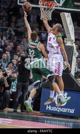 Kaunas, Lituanie. Dec 30, 2015. Edgaras Ulanovas (L) de Zalgiris de Lituanie permet une mise en place tourné pendant un rond 1 match du groupe F en Top 16 de 2015-2016 contre l'Euroleague Laboral Kutxa de l'Espagne à Kaunas, Lituanie, le 30 décembre 2015. Zalgiris a perdu 68-89. © Stringer/Xinhua/Alamy Live News Banque D'Images