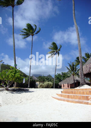 Vue de la plage de Matira, Bora Bora, Polynésie française. Banque D'Images