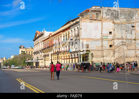 Scène de rue à La Havane, les gens marcher, le long du Paseo de Marti, également dans la perspective Cine Teatro Payret, Cuba Banque D'Images