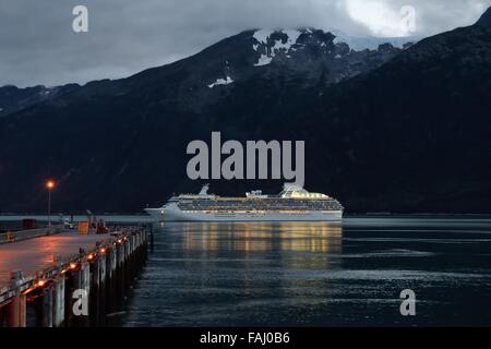 Le Coral Princess bateau de croisière sur le port de Skagway en laissant un voile de fin de soirée en Alaska, USA. Banque D'Images