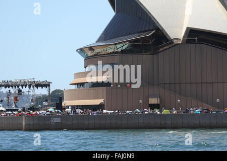 Sydney, Australie. Le 31 décembre 2015. Les gens ont déjà commencé à réserver leurs places à l'avance de la New Year's Eve fireworks. Certains ont même campé la nuit. Sur la photo : l'Opéra de Sydney et de Bennelong Point. Crédit : Richard Milnes/Alamy Live News Banque D'Images