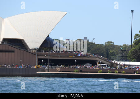 Sydney, Australie. Le 31 décembre 2015. Les gens ont déjà commencé à réserver leurs places à l'avance de la New Year's Eve fireworks. Certains ont même campé la nuit. Sur la photo : l'Opéra de Sydney et de Bennelong Point. Crédit : Richard Milnes/Alamy Live News Banque D'Images