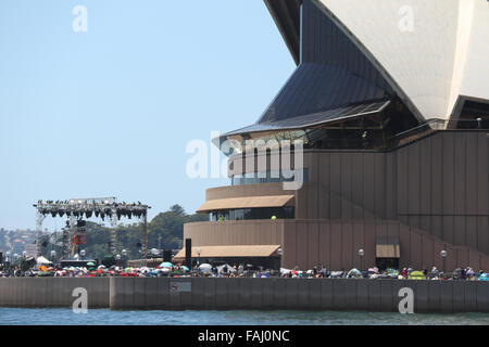 Sydney, Australie. Le 31 décembre 2015. Les gens ont déjà commencé à réserver leurs places à l'avance de la New Year's Eve fireworks. Certains ont même campé la nuit. Sur la photo : l'Opéra de Sydney et de Bennelong Point. Crédit : Richard Milnes/Alamy Live News Banque D'Images