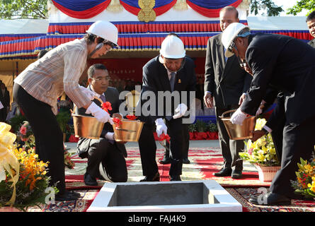 Phnom Penh, Cambodge. 31 Dec, 2015. Le Président du Sénat cambodgien dire Chhum (C) et l'Ambassadeur de Chine au Cambodge Bu Jianguo (L, avant) jettent les bases de la construction d'un bâtiment financé par la Chine à Phnom Penh, Cambodge, le 31 décembre 2015. Le Président du Sénat cambodgien dire Chhum et Ambassadeur de Chine Cambodge Bu Jianguo a entamé le jeudi pour un bâtiment du Sénat au Cambodge. Credit : Sovannara/Xinhua/Alamy Live News Banque D'Images