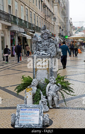 Amuseurs de rue comme statues vivantes à Lisbonne Portugal Banque D'Images