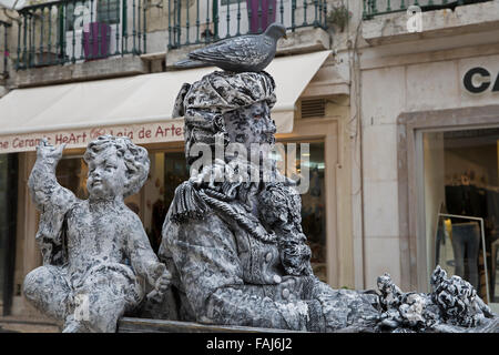 Amuseurs de rue comme statues vivantes à Lisbonne Portugal Banque D'Images