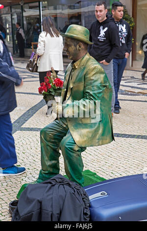 Amuseurs de rue comme statues vivantes à Lisbonne Portugal Banque D'Images