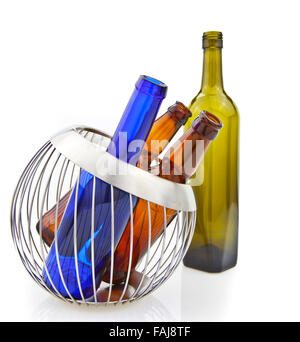 Bouteilles en verre vide dans la corbeille en fil isolé sur fond blanc Banque D'Images