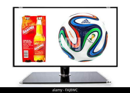 Lot de quatre Brahma Beer avec la FIFA 2014 Coupe du Monde de football sur un fond plat Banque D'Images