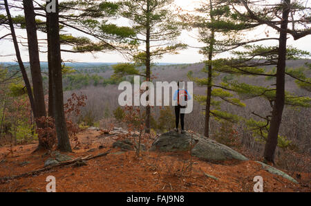 Young female hiker bénéficiant d'une vue panoramique dans la région de Rocky Woods Réservation, Medfield, Massachusetts, USA Banque D'Images