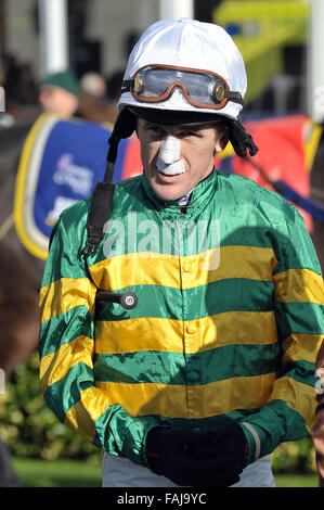 PIC DE FICHIER : -Jump AP Jockey McCoy devient un chevalier dans la liste des honneurs du Nouvel An 2016 pour les services à la course de chevaux. AP McCoy avant son tour sur bien d'avoir - Weatherbys Raceday Course de chevaux à l'Hippodrome de Kempton Park -05/11/2012 Crédit : MARTIN DALTON/Alamy Live News Banque D'Images