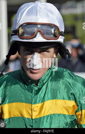 PIC DE FICHIER : -Jump AP Jockey McCoy devient un chevalier dans la liste des honneurs du Nouvel An 2016 pour les services à la course de chevaux. AP McCoy avant son tour sur bien d'avoir - Weatherbys Raceday Course de chevaux à l'Hippodrome de Kempton Park -05/11/2012 Crédit : MARTIN DALTON/Alamy Live News Banque D'Images